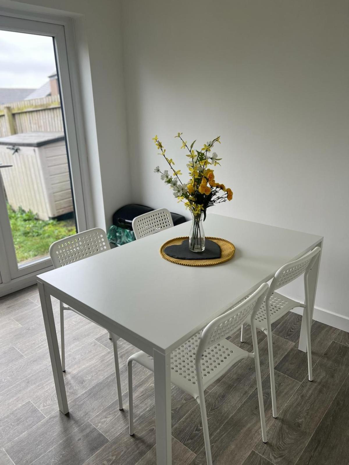 Village House St Mellons - Close To A48 And M4 Cardiff Luaran gambar
